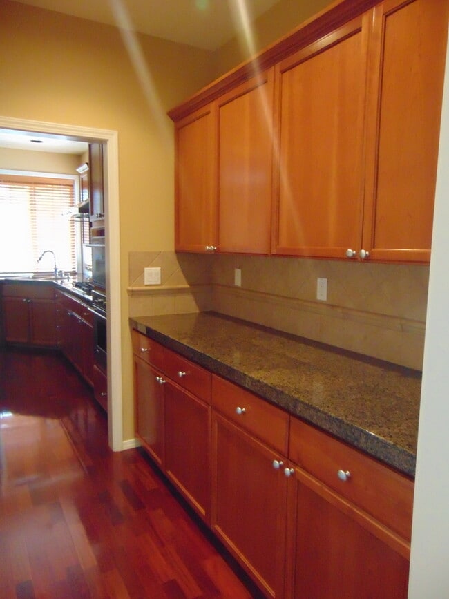 Building Photo - Beautiful 5 + bedroom home - In much desir...