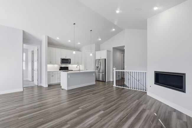 Building Photo - Castle Rock - Rancher 4 bed 3 bath in Crystal Valley!