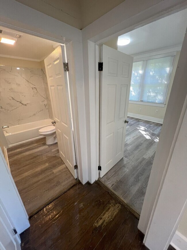 Building Photo - Charming 3-Bedroom Home Near Baton Rouge General Hospital!