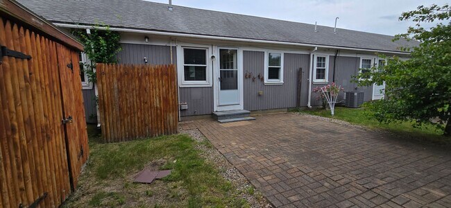 Building Photo - Charming 3BR First-Floor Condo – Walk to B...