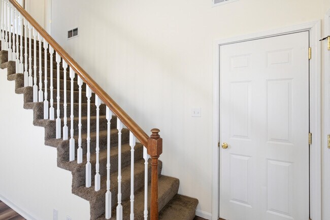 Building Photo - 2401 Northampton Dr