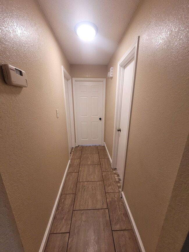 Building Photo - 3 bed 2 bath 2 car garage on cul-de-sac!
