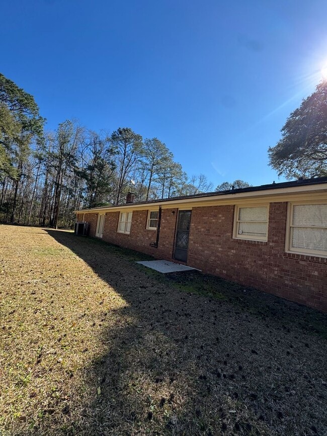 Building Photo - 3 BED | 2 BATH | TWO CAR GARAGE | LARGE FRONT AND BACK YARDS | AVAILABLE NOW