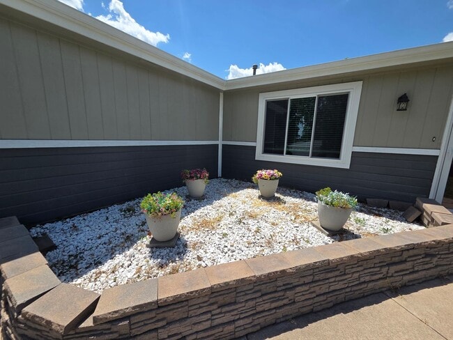 Building Photo - Gorgeous Corner lot Home for Rent!