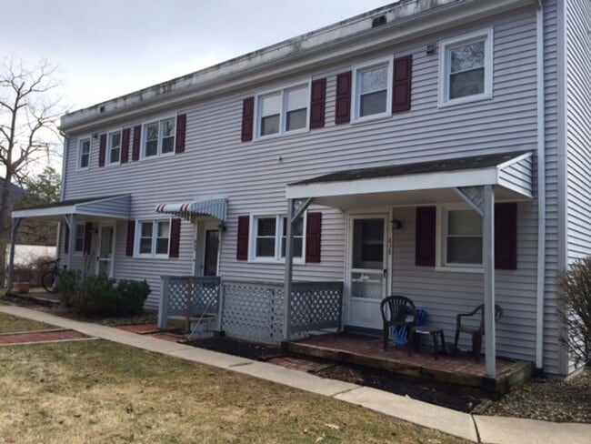 Building Photo - 2 bedroom, 1 bath Second Floor Apartment in Lemont