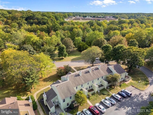 Building Photo - 5 Pond View Dr