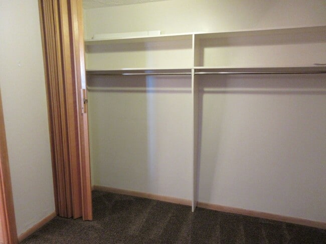 Building Photo - Spacious single level home with a retro feel - you must see!