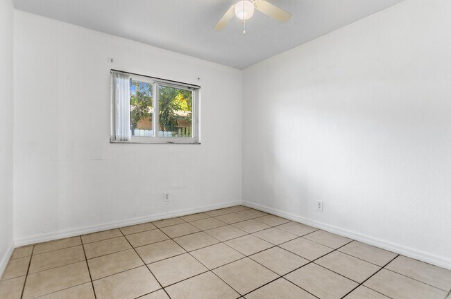 Building Photo - 709 SW 13th Ave