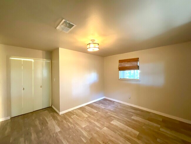 Building Photo - 5303 Shady Oak Cir