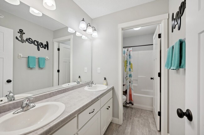 Building Photo - 7356 Kalland Cir NE