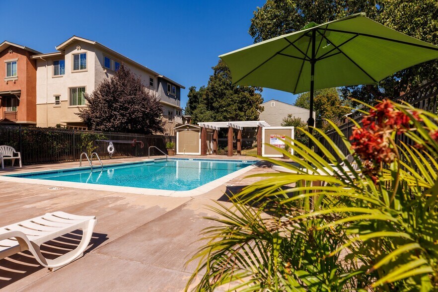 Building Photo - Castilian Apartments