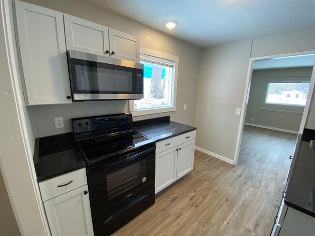 Building Photo - Charming 2 Bed 1 Bath
