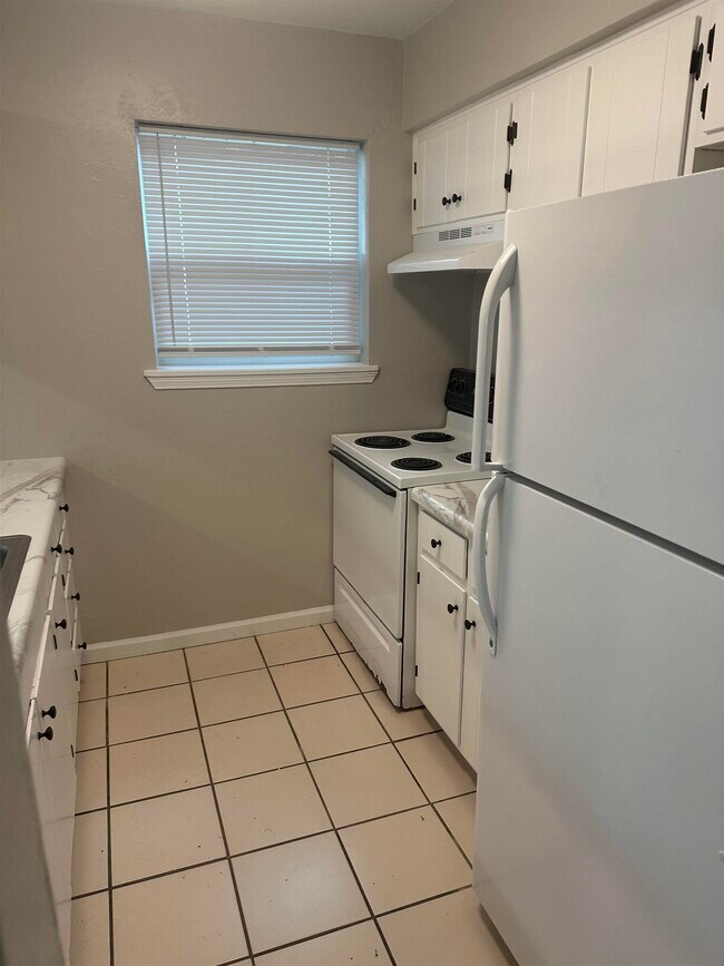 Building Photo - 1830 Sylvan Ct