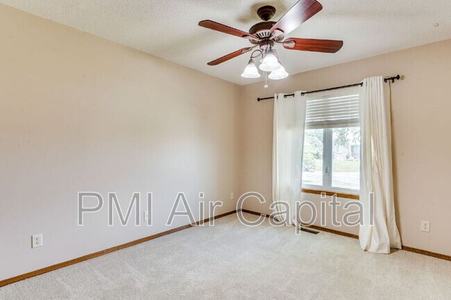 Building Photo - 2431 E Eastridge St