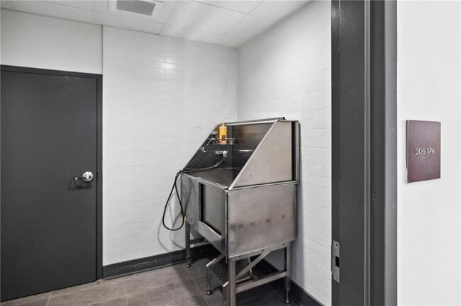 Building Photo - 112 Rogers St NE