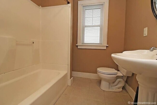 Building Photo - Available THIS SUMMER-Spacious Home Close to Campus