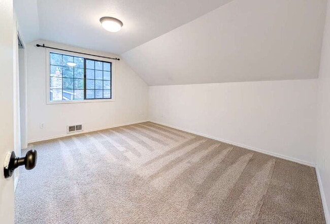 Building Photo - 115 E Jonathan Rd