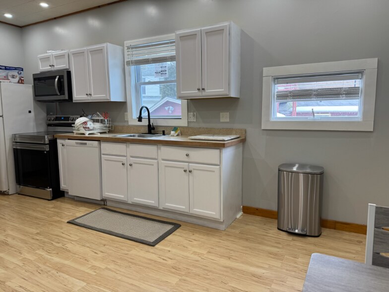 Building Photo - 152 Broadway