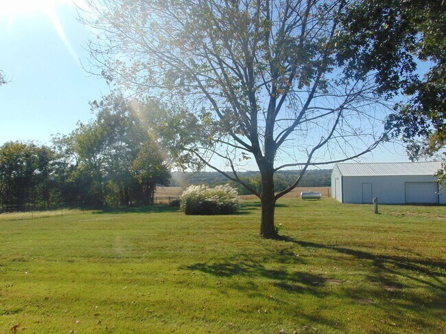 Building Photo - Fayette Family Farm House!