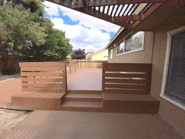 Building Photo - Modern 4 Bedroom, 3 Bath House - Near Died...