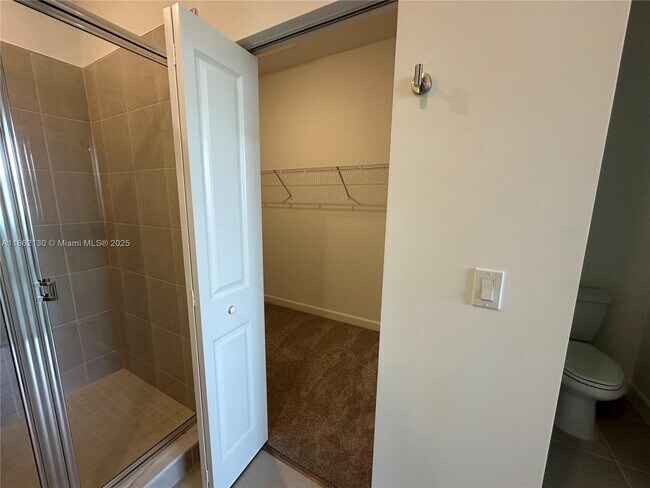 Building Photo - 402 SE Crossoak Ln