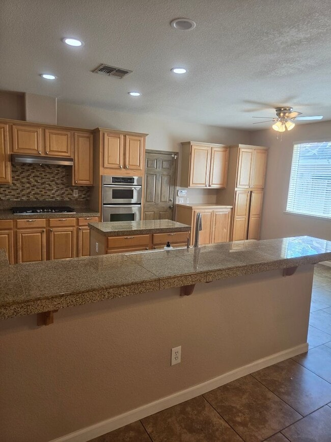Building Photo - Stunning 4 Bed, 4 Bath Two-Story Home