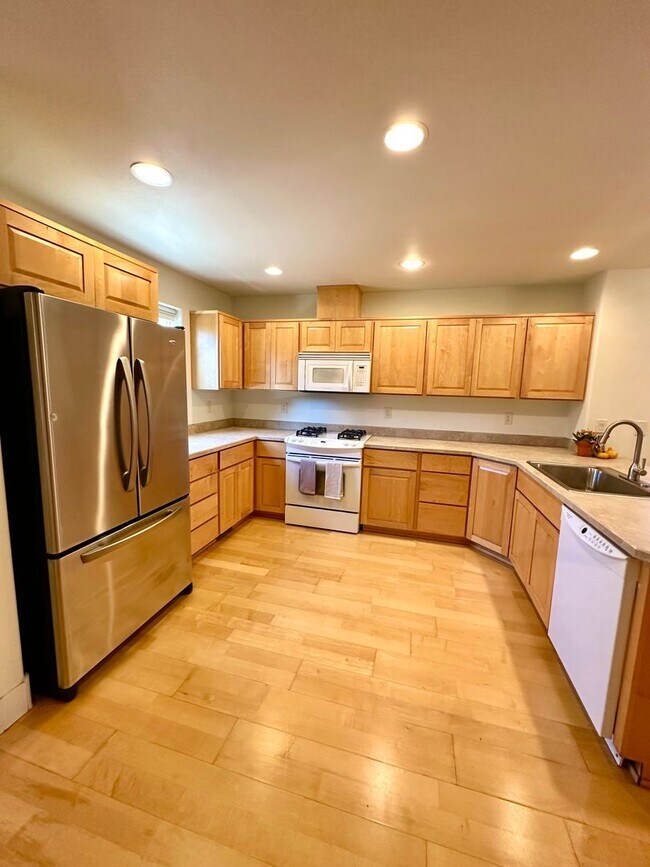 Building Photo - 1889 NW Monterey Pines Dr