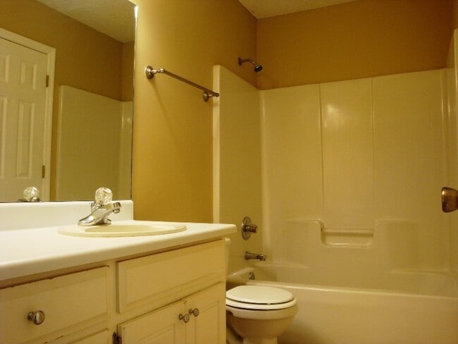 Building Photo - Comfortable 3BR/2BA Home with Open Floor Plan, Vaulted Living Room & Privacy-Fenced Backyard