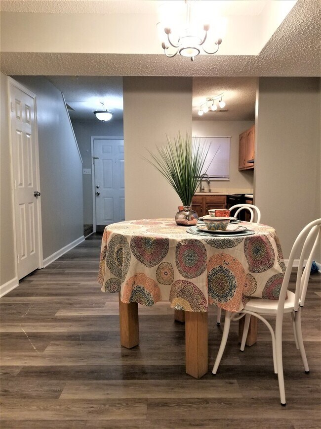 Building Photo - 8 - Hamilton Place