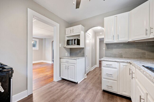 Building Photo - Updated 3 Bed, 1 Bath with Central AC, Laundry in Basement! Available Early June