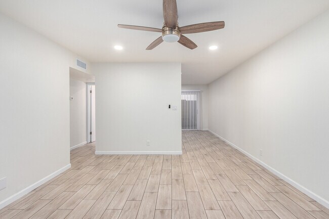 Building Photo - 5107 N 28th Dr