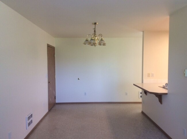 Building Photo - 3 Bdrm/2.5 Bath Townhome Style Duplex - Av...