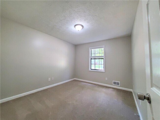 Building Photo - 394 Russell Ridge Dr