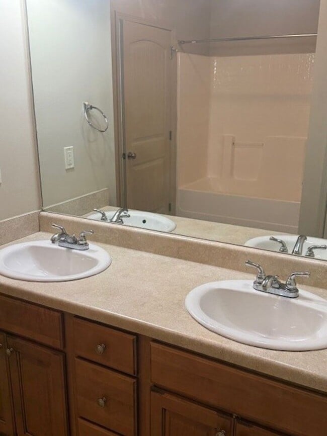 Building Photo - Nice 3 Bed 2 Bath Home! Available Now!