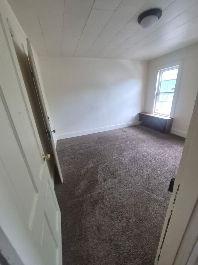 Building Photo - Large 3/4 Bedroom 1/2 Duplex in Stroudsburg borough!