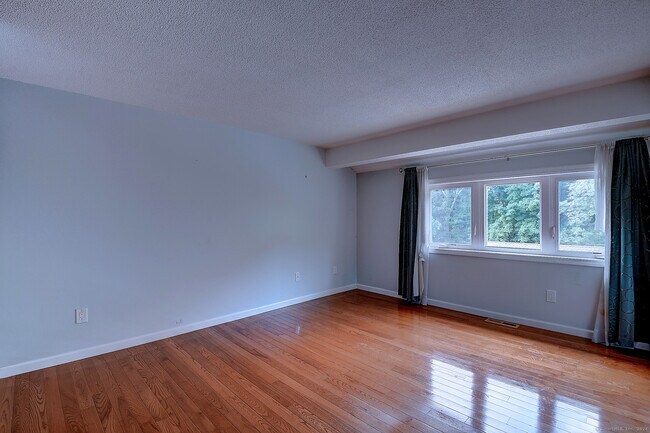 Building Photo - 28 Dutton Pl Way