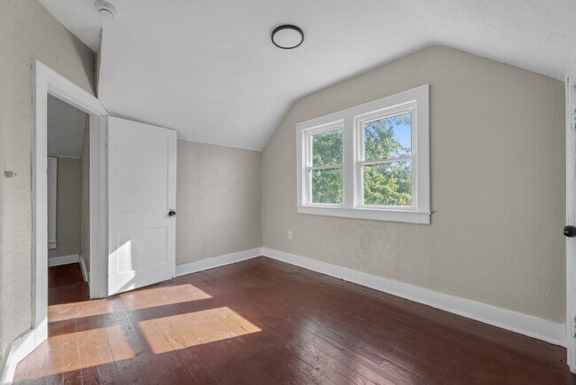 Building Photo - ? Cozy 2-Bedroom Home with Modern Updates ...