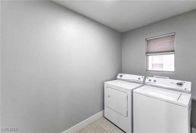 Building Photo - 20 Fantasia Ln