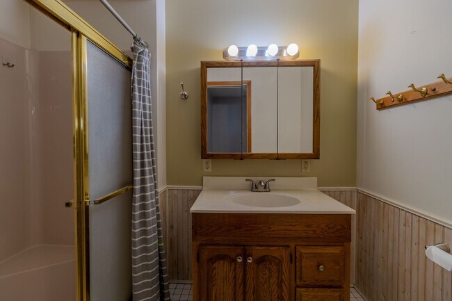 Building Photo - Lakefront Dream Home – 3BD | 2BA