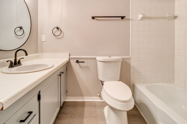 Building Photo - Newly Renovated 2bed 2 bath !Townhome