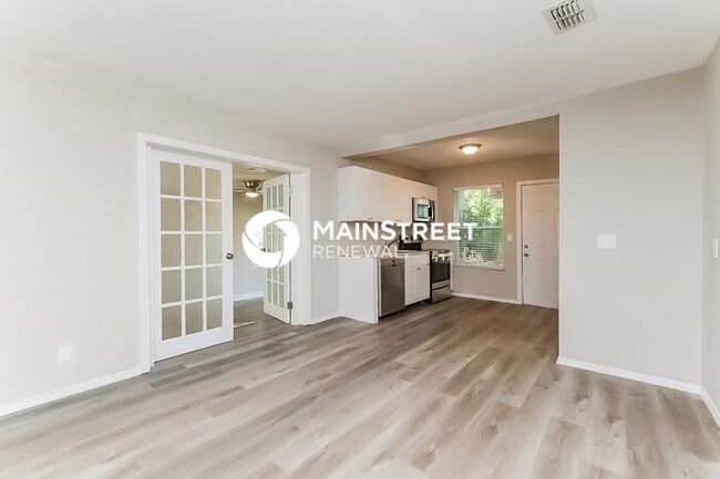 Building Photo - 3 Bedroom Pet-Friendly Home in ST PETERSBU...