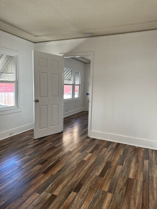 Building Photo - 1920-1920 Crosby Ave