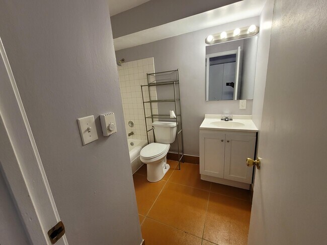 Building Photo - 850 E Old Willow Rd