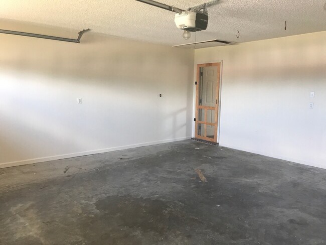Building Photo - 23 Violet Ln