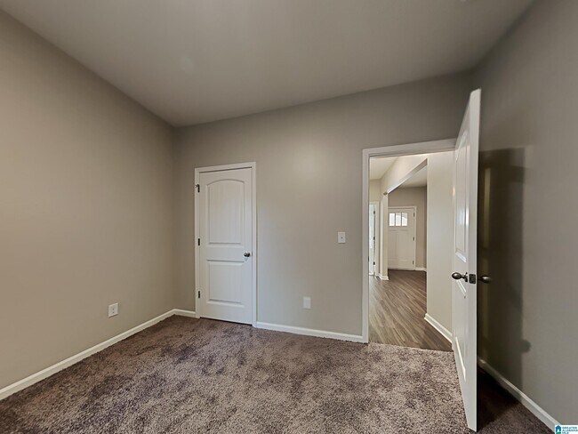 Building Photo - 1064 Park View Dr