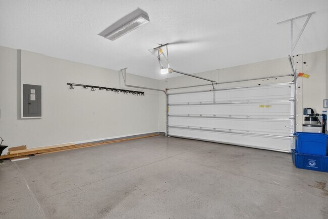 Building Photo - Large 4 bedroom home in Oakleaf