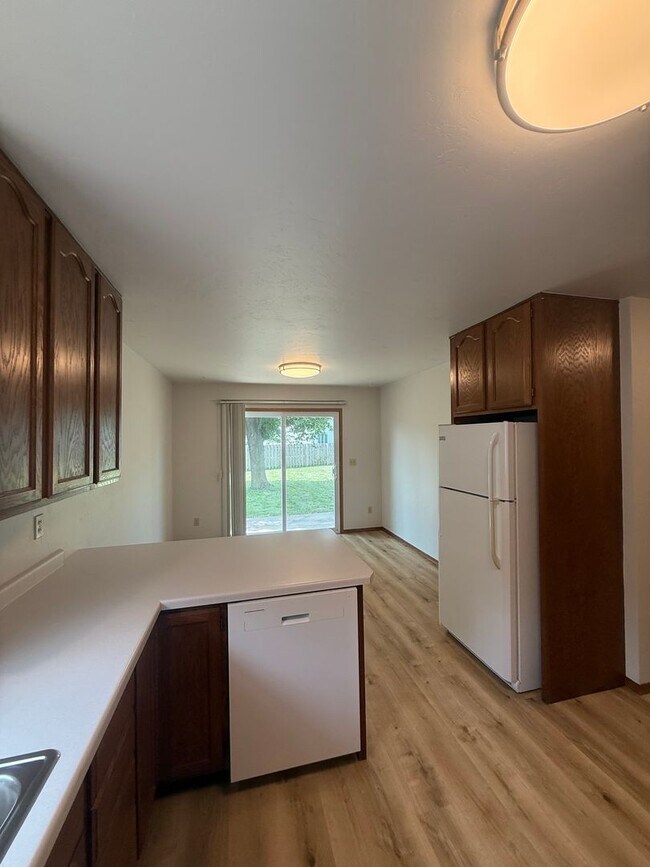 Building Photo - 600-602 Mollies Way