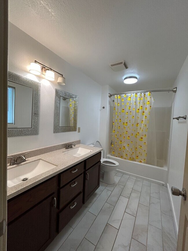 Building Photo - 4 Bedroom / 2 Bathroom Home in SW Redmond
