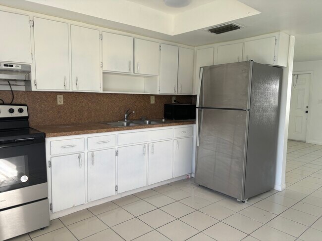 Building Photo - 5904 SW 27th St