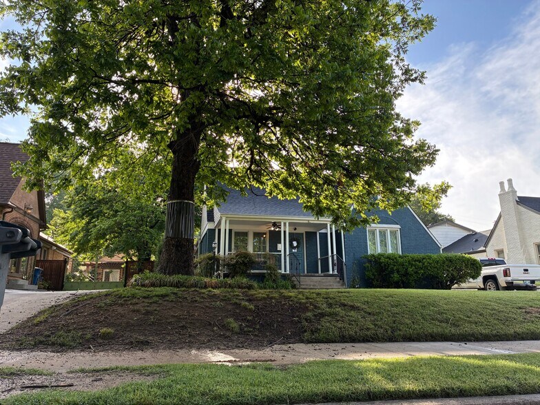 Building Photo - 1715 S College Ave